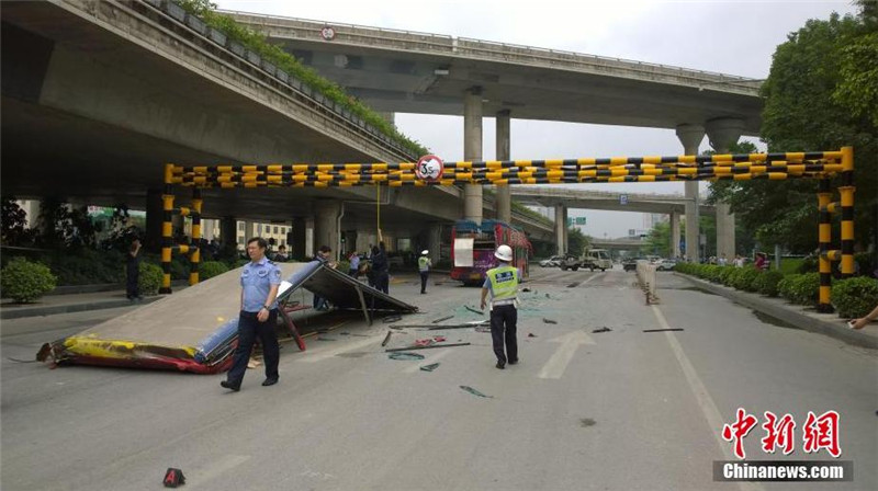 10 injured when bus loses roof