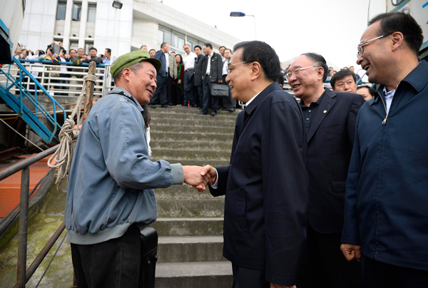 Li communicates with porters, workers in Chongqing