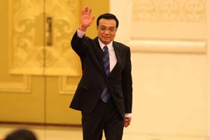 Li communicates with porters, workers in Chongqing