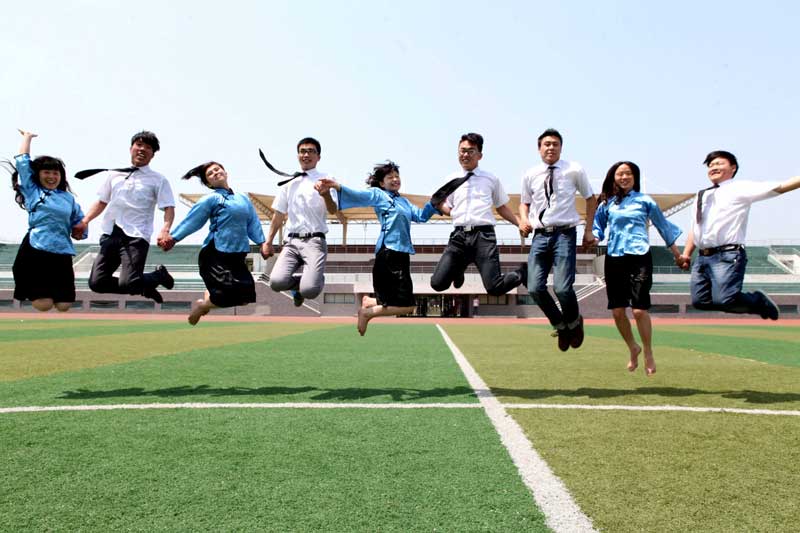 Avant-garde approach to graduation photos