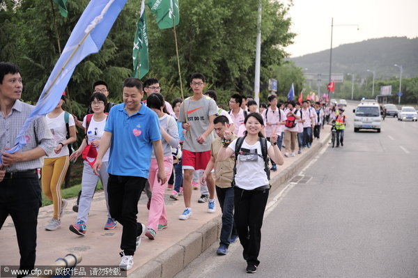 Students on 45km walk to boost willpower