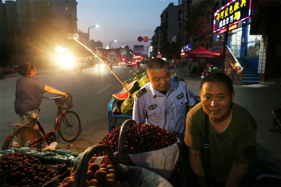 Role swap narrows gap between <EM>chengguan</EM> and hawkers