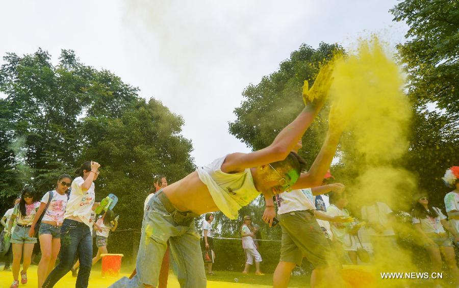 Spotlights of color run in Changsha