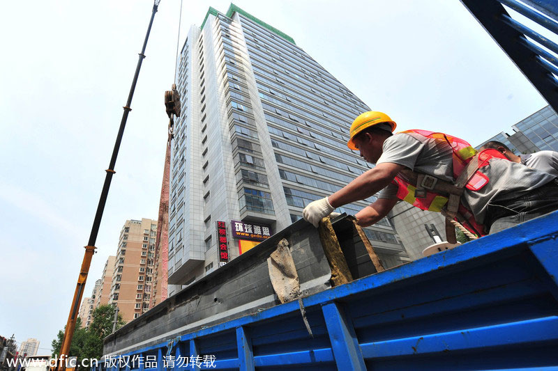 Illegal rooftop structure dismantled in Beijing