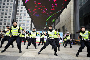 Chengdu police: Come and join us!