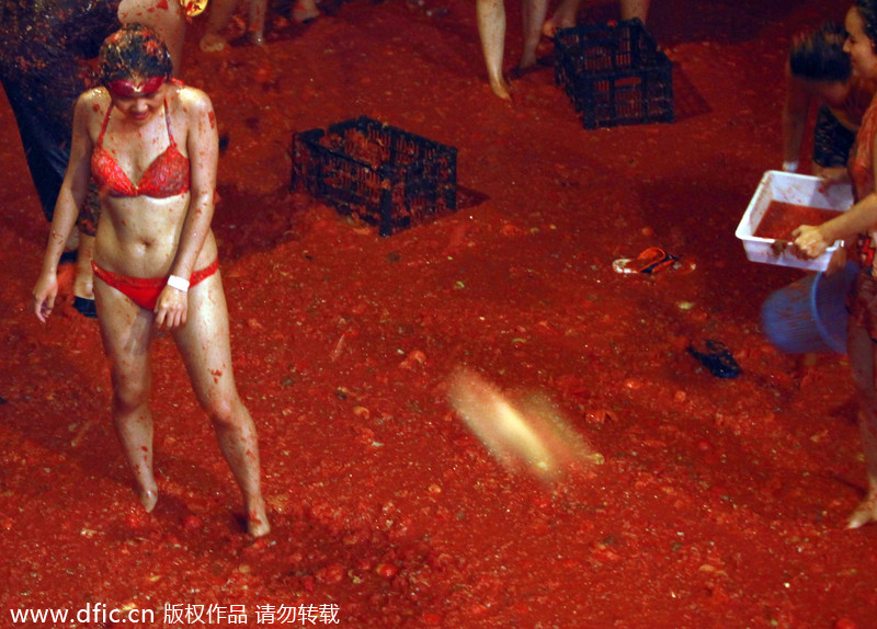 Revelers take part in tomato fight in Beijing