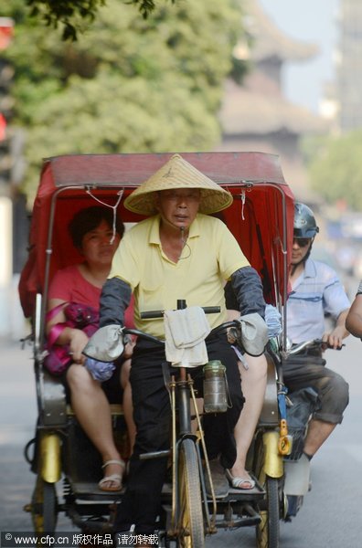 Workers cope with sweltering heat in Jiangsu province