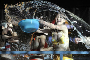 Workers cope with sweltering heat in Jiangsu province