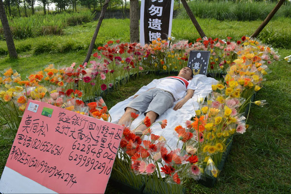 Man holds memorial ceremony of himself to raise funds