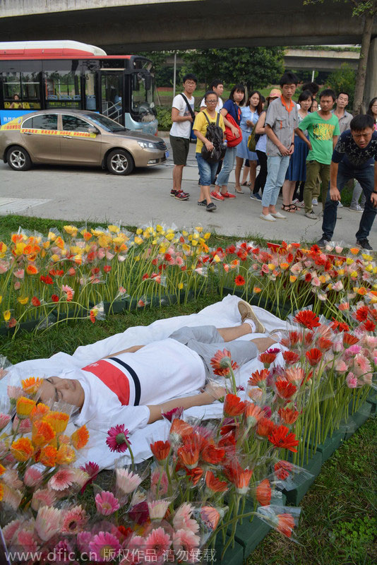 Man holds memorial ceremony of himself to raise funds