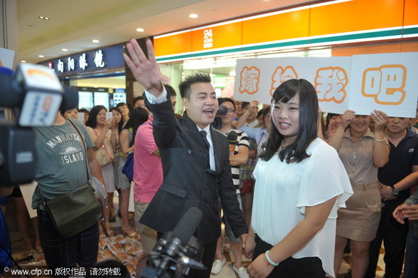 Man proposes with 1001 hot dogs in Chengdu