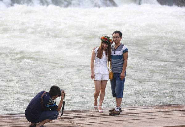 Fenghuang town sees a wave of tourists after floods