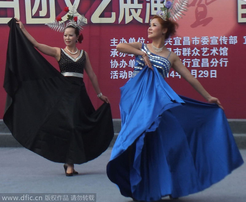 Elderly models add spice to Chongyang Festival