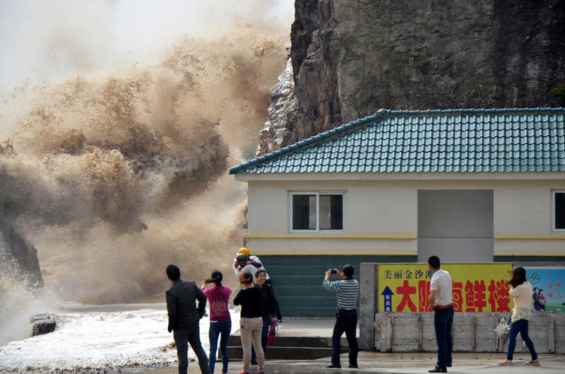 Typhoon Vongfong brings high waves to China's coastal provinces