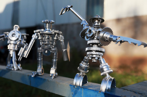 'Transformer' fanatics turn scraps into robots