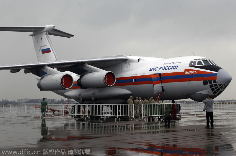 Fighter jets, female pilots, lunar probe land in Zhuhai