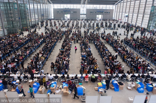 Thousands line for car purchase notarization in Shenzhen