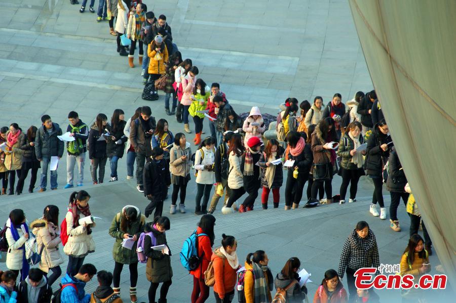 University library draws long queue