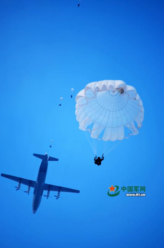 Recruits of airborne troops in parachute training