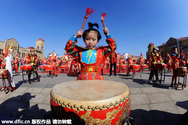 People celebrate upcoming Lantern Festival across China