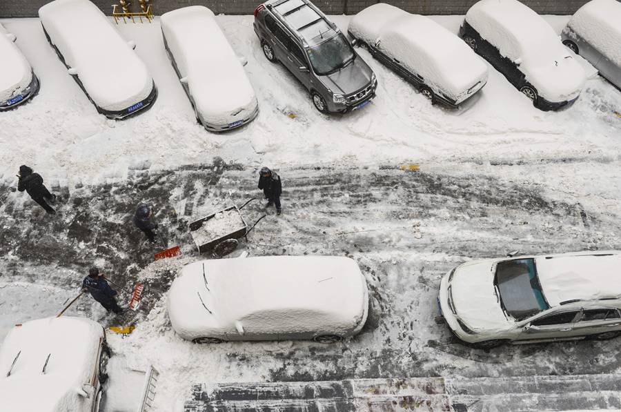 Snowfall hits China's Urumqi