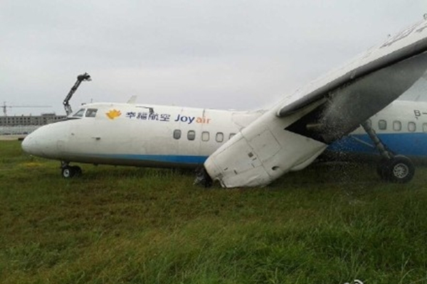 Plane skids off runway in SE China