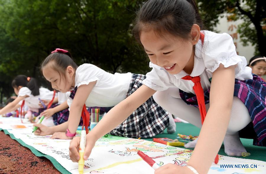 Students draw pictures to welcome Children's Day