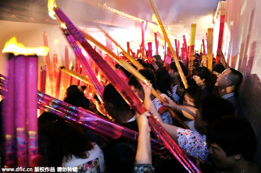 <EM>Gaokao</EM> countdown begins with incense and prayers