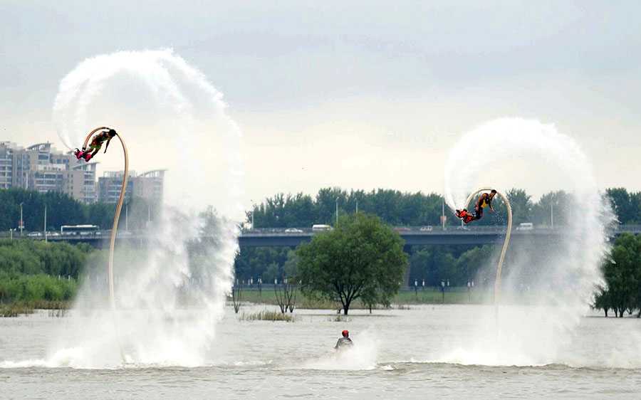 Wuhan holds Yangtze River crossing competition