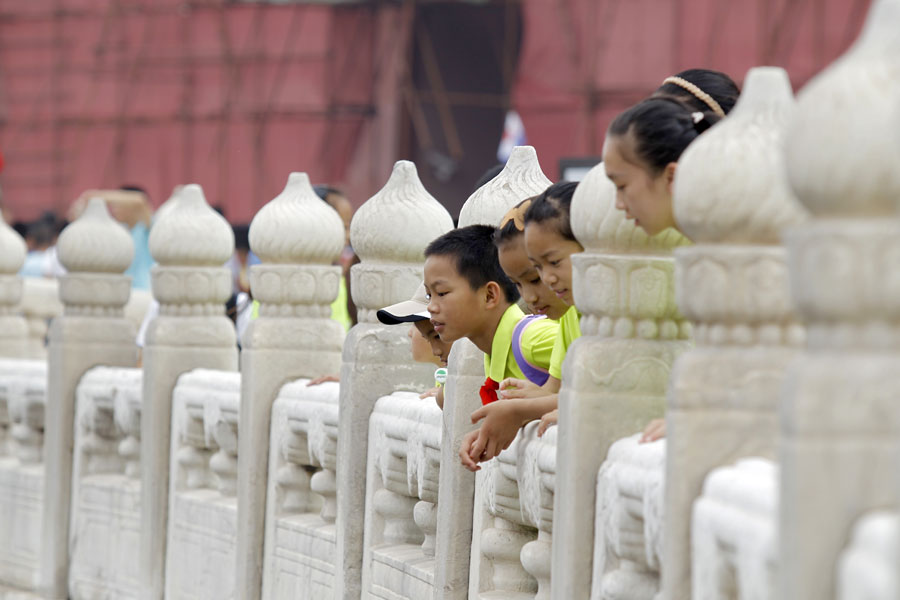 Left-behind children from remote areas visit Beijing