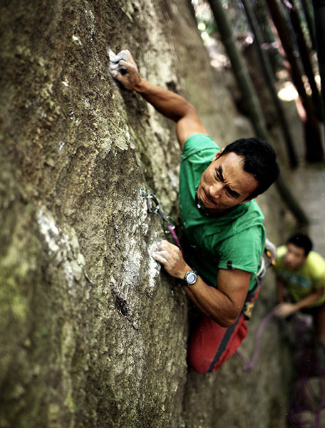 Cliffhanger for climbing 'cradle'