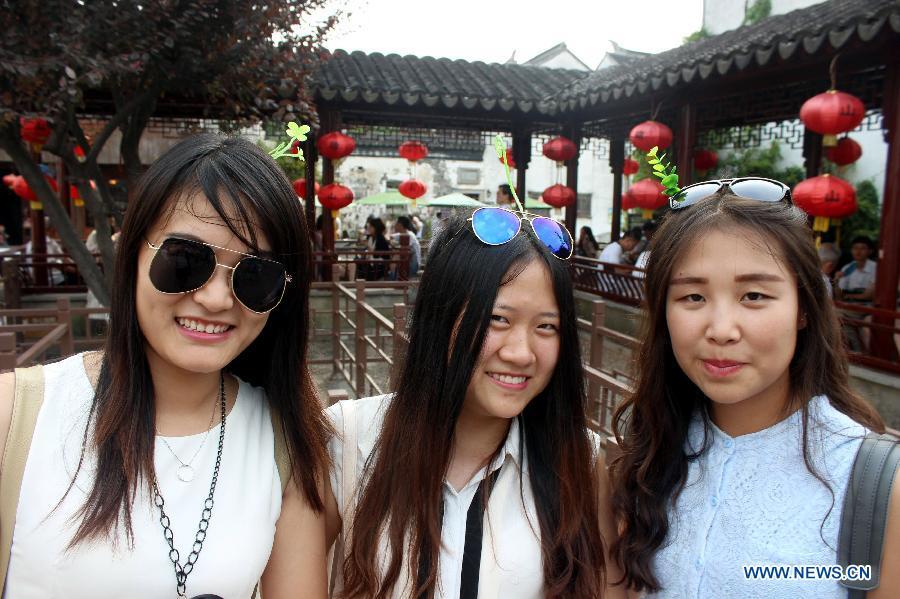 Floral hair decoration hits Suzhou street