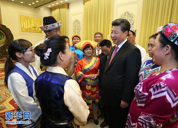 Xi celebrates National Day with ethnic minority representatives