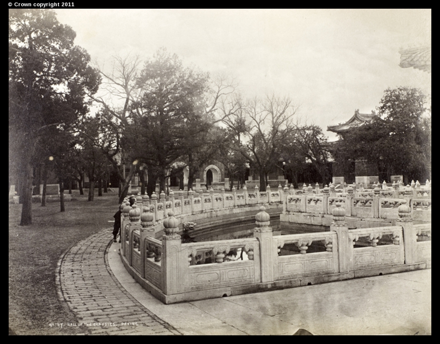 Late Qing dynasty Peking in the lens of a foreign photographer