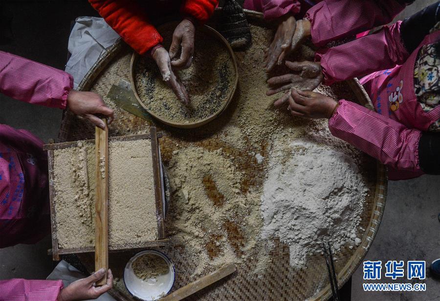 Villagers in E China make traditional food for Spring Festival