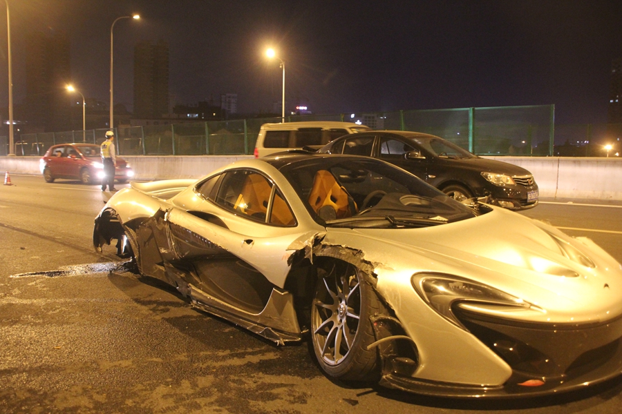 $2m hyper car crashes in East China