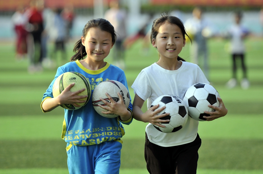 Left-behind children play through May Day holiday