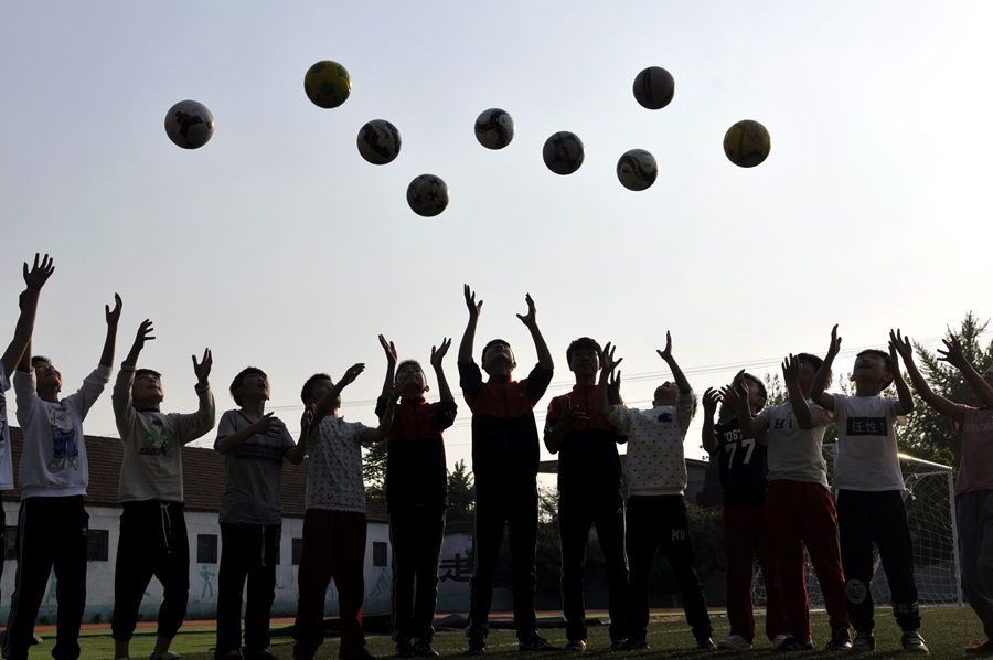 Left-behind children play through May Day holiday