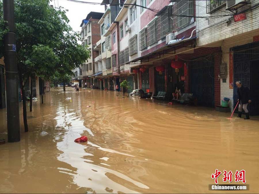 Tornado, heavy rain batters Central China's Hunan