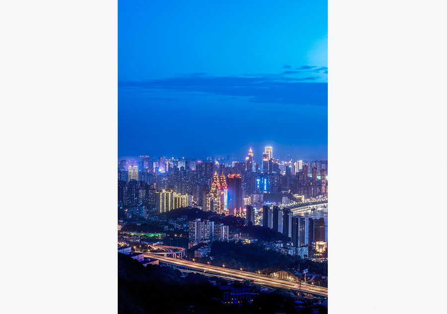 University student captures magical night view of Chongqing