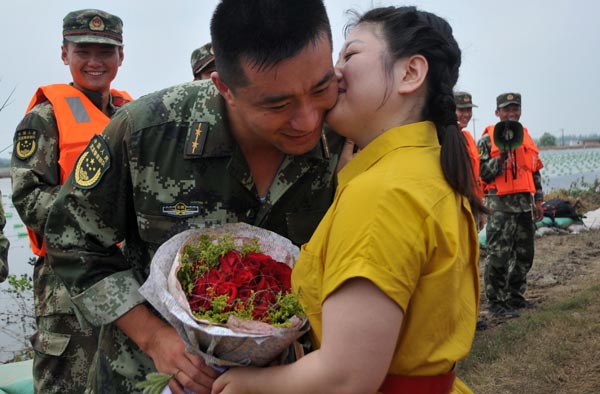 Wedding on a flooded frontline