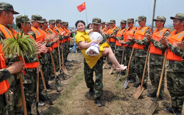 Wedding on a flooded frontline