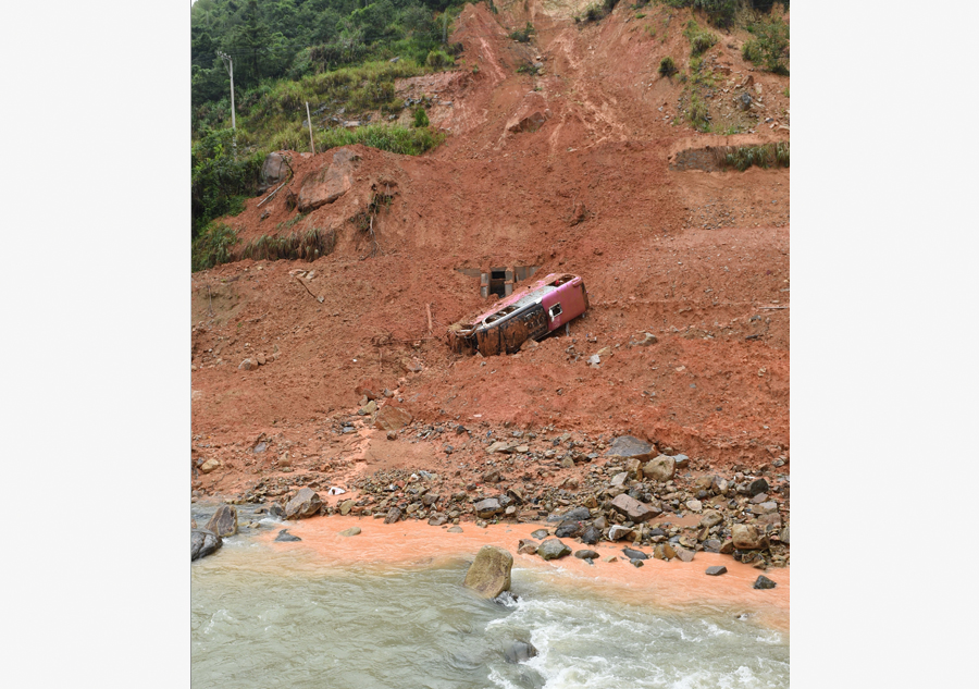 Landslide buries bus in East China