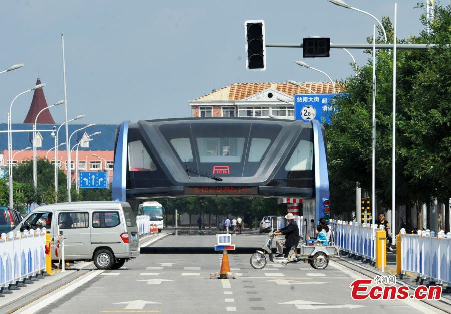 Street-straddling bus continues tests