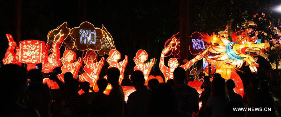 People enjoy lantern shows to celebrate traditional Chinese Mid-autumn Festival