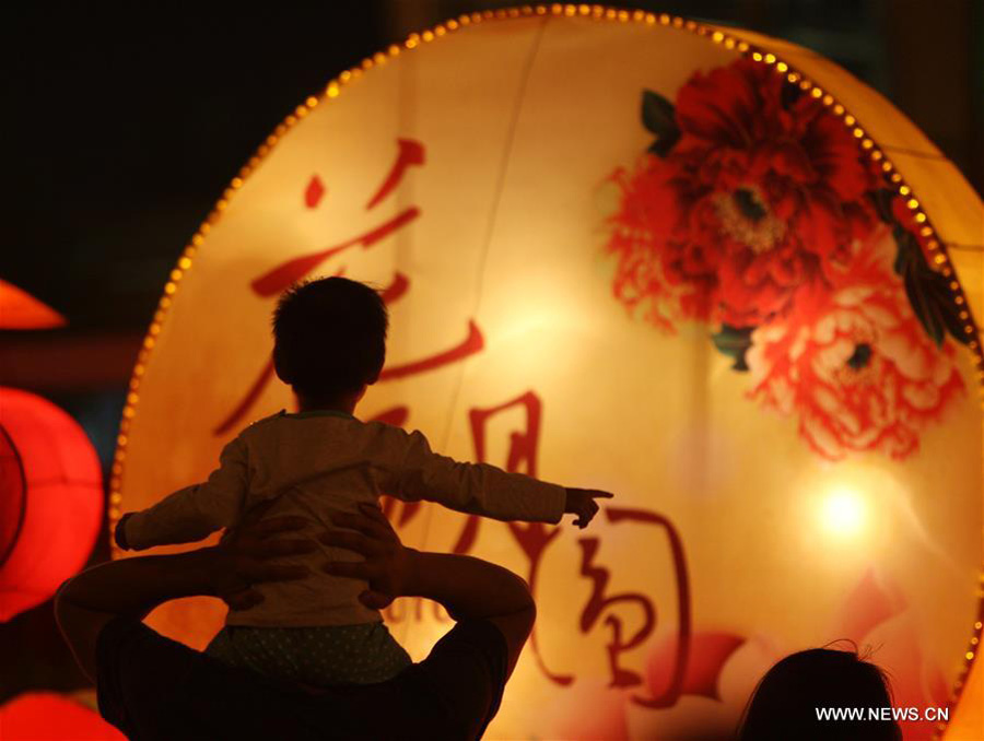 People enjoy lantern shows to celebrate traditional Chinese Mid-autumn Festival