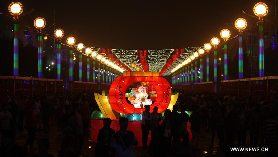 People enjoy lantern shows to celebrate traditional Chinese Mid-autumn Festival