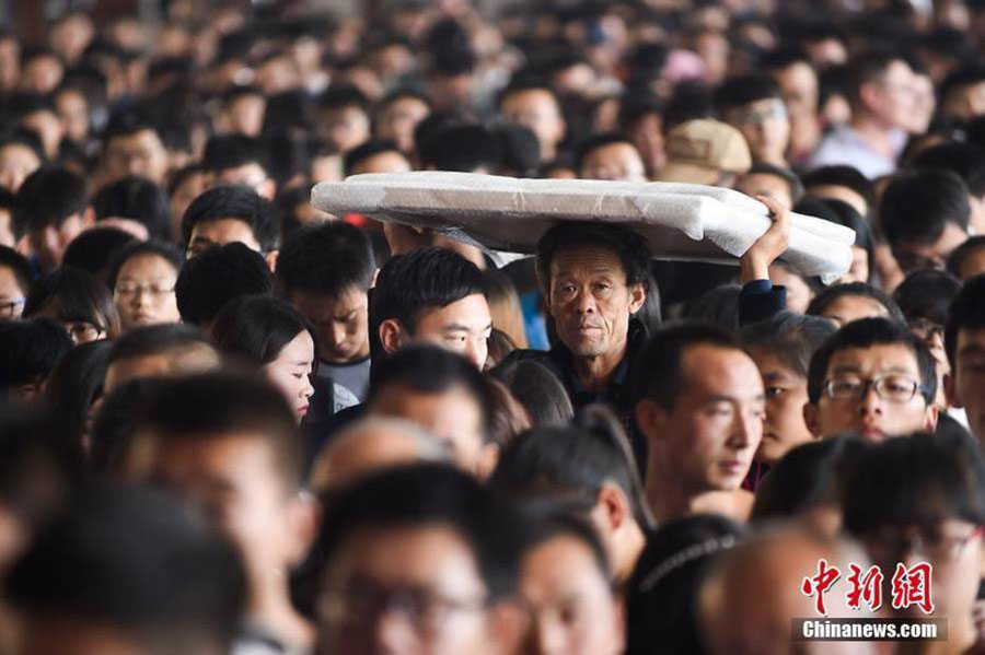 Millions move across China on National Day