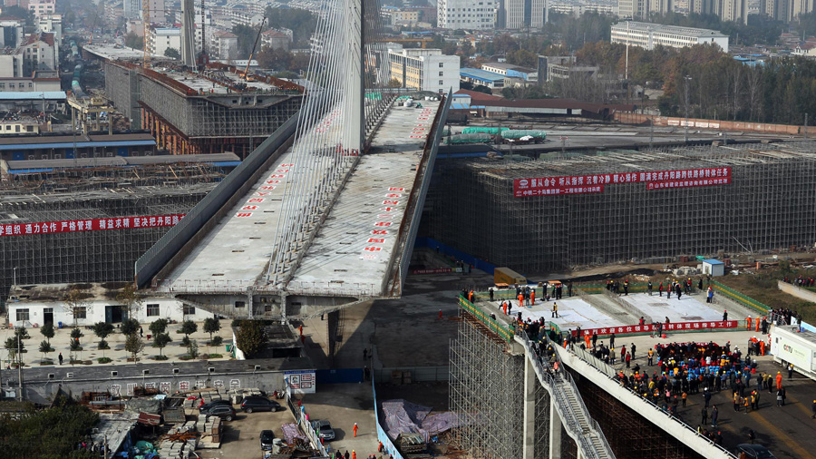 Overhead bridge rotated in E China