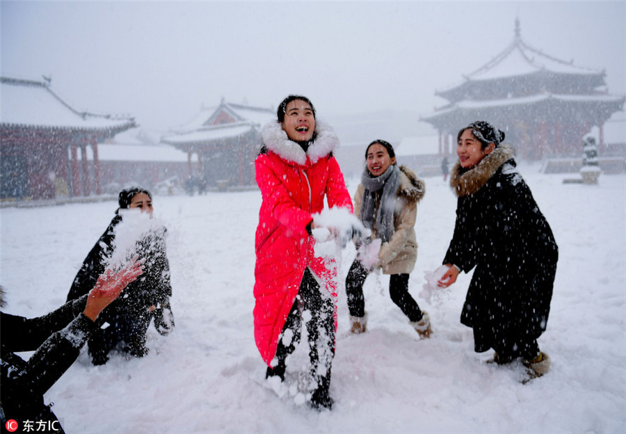 Winter brings fun, snowball fights to imperial palace